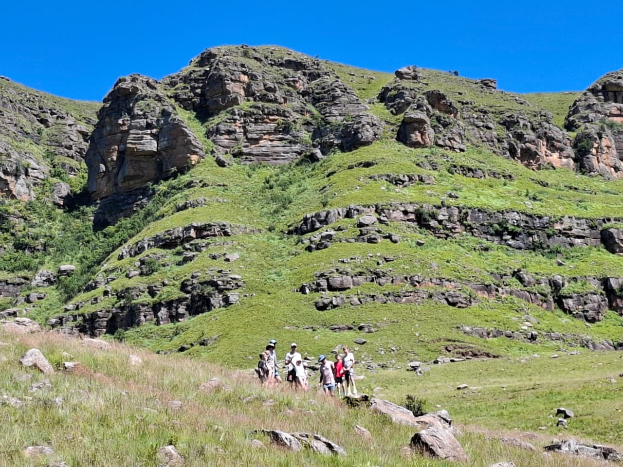 Hikers approaching Game Pass Shelter